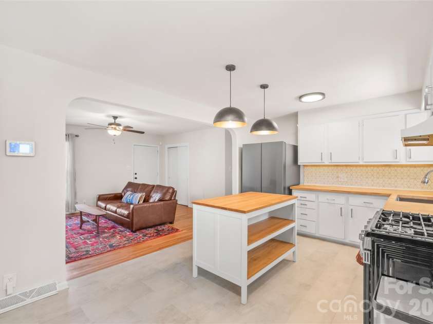 4106 Tipperary Place, Charlotte, NC 28215.  MLS# CAR4368088, YatesRealty ID 12062. 
