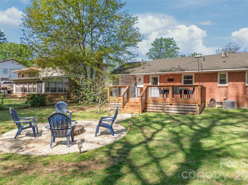 4106 Tipperary Place, Charlotte, NC 28215.  MLS# CAR4368088, YatesRealty ID 12062. 