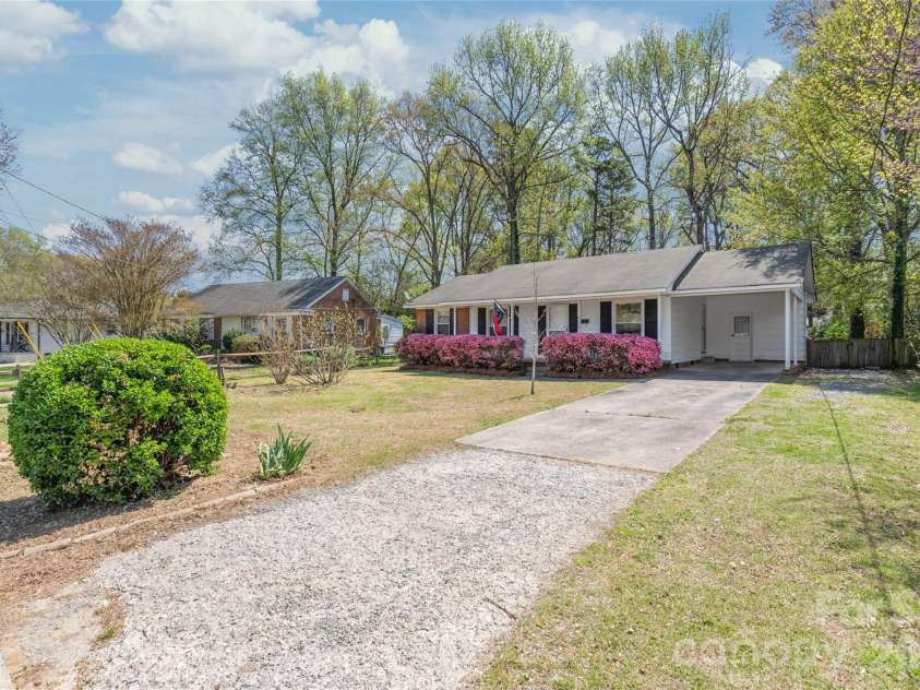 4106 Tipperary Place, Charlotte, NC 28215.  MLS# CAR4368088, YatesRealty ID 12062. 