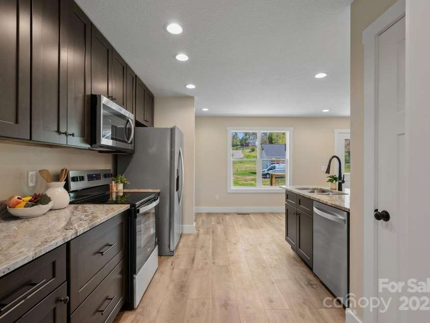 208 Sycamore Farm Road, Leicester, NC 28748.  MLS# CAR4237667, YatesRealty ID 12064. Kitchen