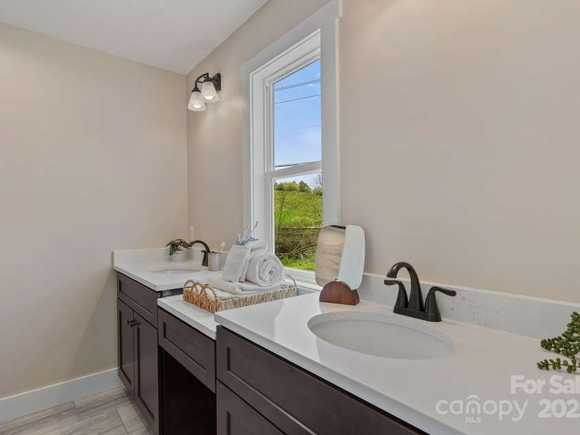 208 Sycamore Farm Road, Leicester, NC 28748.  MLS# CAR4237667, YatesRealty ID 12064. Primary en-suite bath