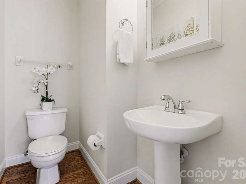 4921 South Hill View Drive, Charlotte, NC 28210.  MLS# CAR4355651, YatesRealty ID 12065. Half bath on main floor