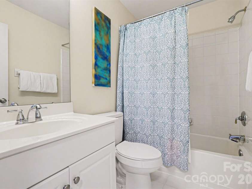 4921 South Hill View Drive, Charlotte, NC 28210.  MLS# CAR4355651, YatesRealty ID 12065. Hall bathroom
