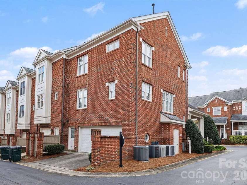 4921 South Hill View Drive, Charlotte, NC 28210.  MLS# CAR4355651, YatesRealty ID 12065. Large 2 Car Garage