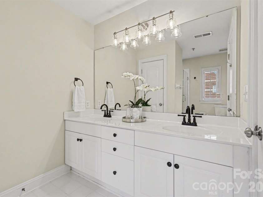 4921 South Hill View Drive, Charlotte, NC 28210.  MLS# CAR4355651, YatesRealty ID 12065. Primary Bathroom with double sinks