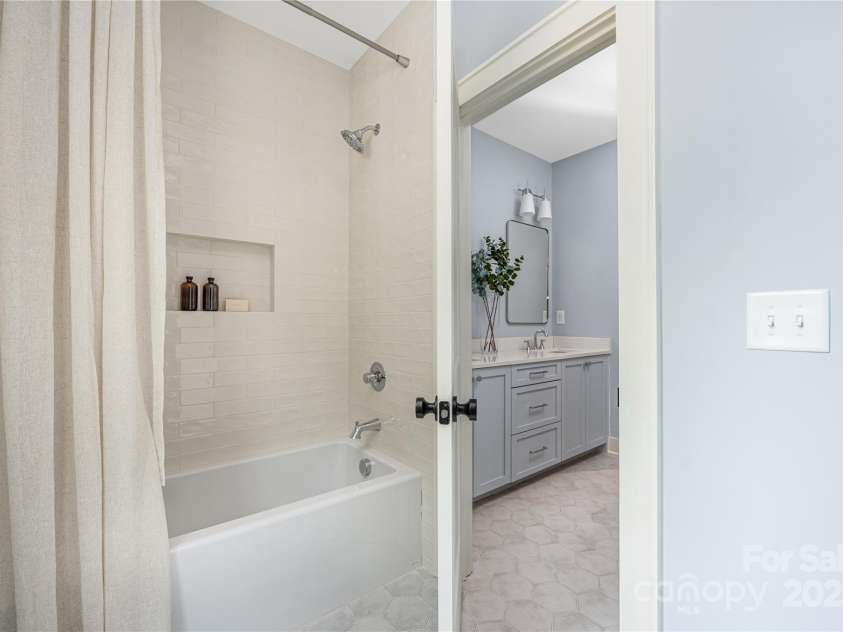 1816 Parson Street, Charlotte, NC 28205.  MLS# CAR4252975, YatesRealty ID 12070. Full bath