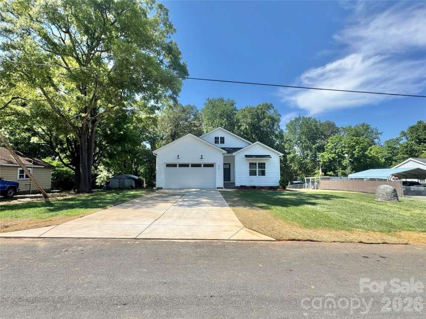 417 Westview Street, Gastonia, NC 28052.  MLS# CAR4367886, YatesRealty ID 12072. Front Entry 