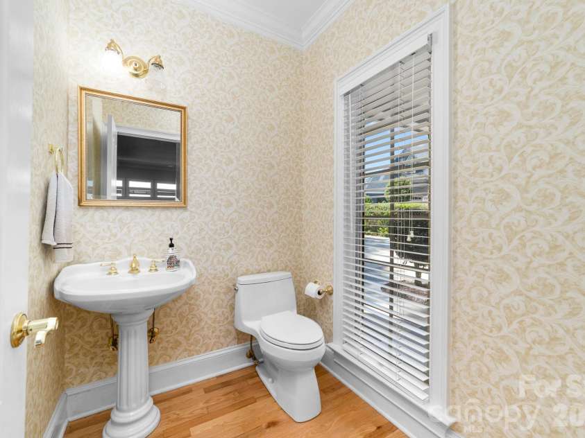 21217 Island Forest Drive, Cornelius, NC 28031.  MLS# CAR4365987, YatesRealty ID 12074. Half Bath