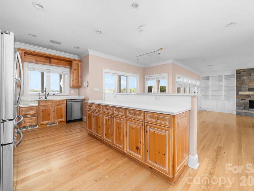 21217 Island Forest Drive, Cornelius, NC 28031.  MLS# CAR4365987, YatesRealty ID 12074. Kitchen