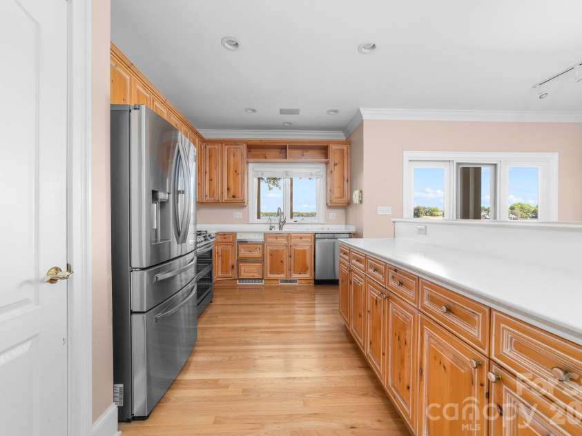 21217 Island Forest Drive, Cornelius, NC 28031.  MLS# CAR4365987, YatesRealty ID 12074. Kitchen