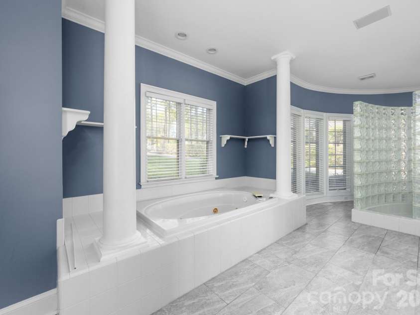 21217 Island Forest Drive, Cornelius, NC 28031.  MLS# CAR4365987, YatesRealty ID 12074. Primary Bath