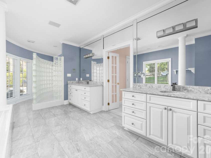 21217 Island Forest Drive, Cornelius, NC 28031.  MLS# CAR4365987, YatesRealty ID 12074. Primary Bath