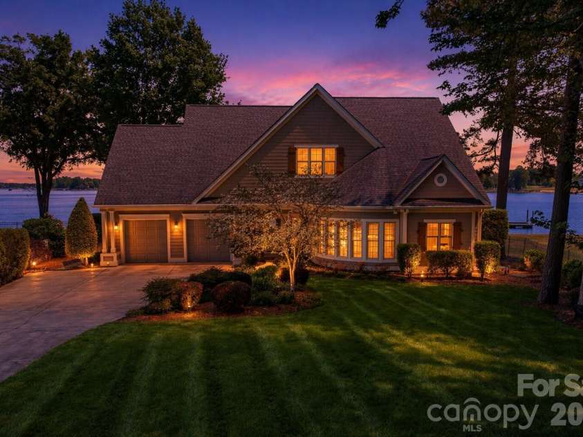 21217 Island Forest Drive, Cornelius, NC 28031.  MLS# CAR4365987, YatesRealty ID 12074. Twight Image