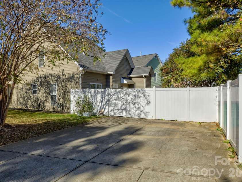 1804 Ethel Guest Lane, Charlotte, NC 28206.  MLS# CAR4361696, YatesRealty ID 12075. 