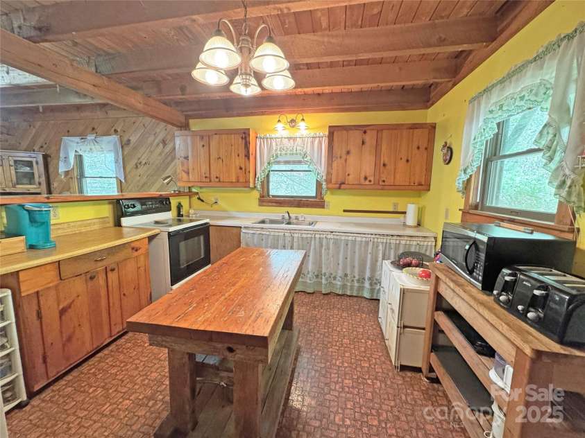 15211 NC 209 Highway, Hot Springs, NC 28743.  MLS# CAR4251068, YatesRealty ID 12076. 