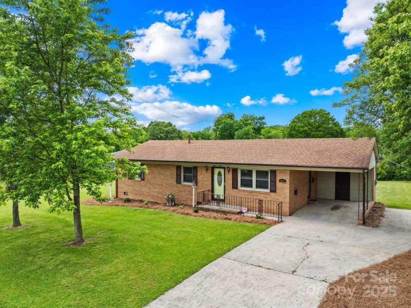 1811 Belmar Drive, Gastonia, NC 28052.  MLS# CAR4253903, YatesRealty ID 12077. 