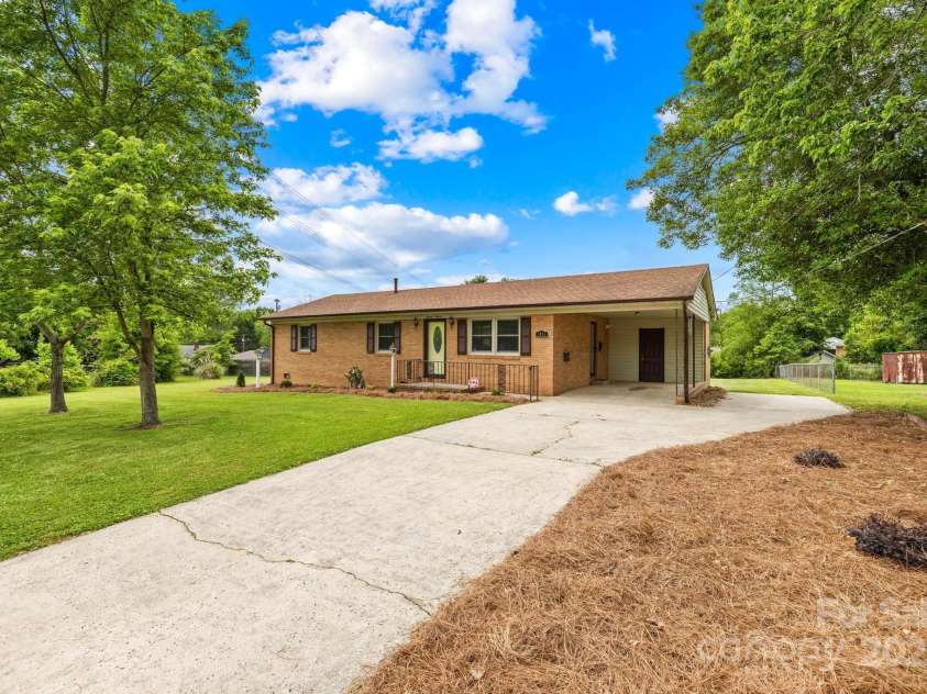 1811 Belmar Drive, Gastonia, NC 28052.  MLS# CAR4253903, YatesRealty ID 12077. 