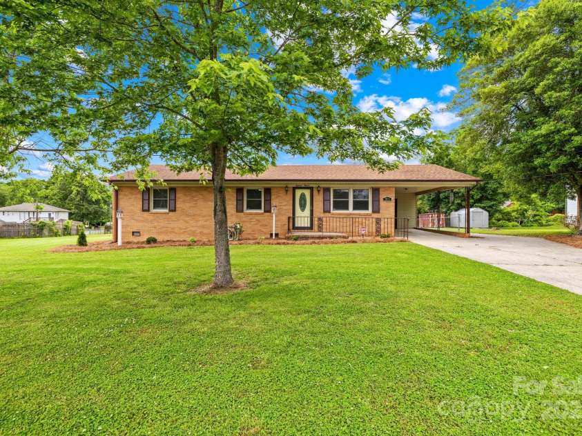1811 Belmar Drive, Gastonia, NC 28052.  MLS# CAR4253903, YatesRealty ID 12077. 