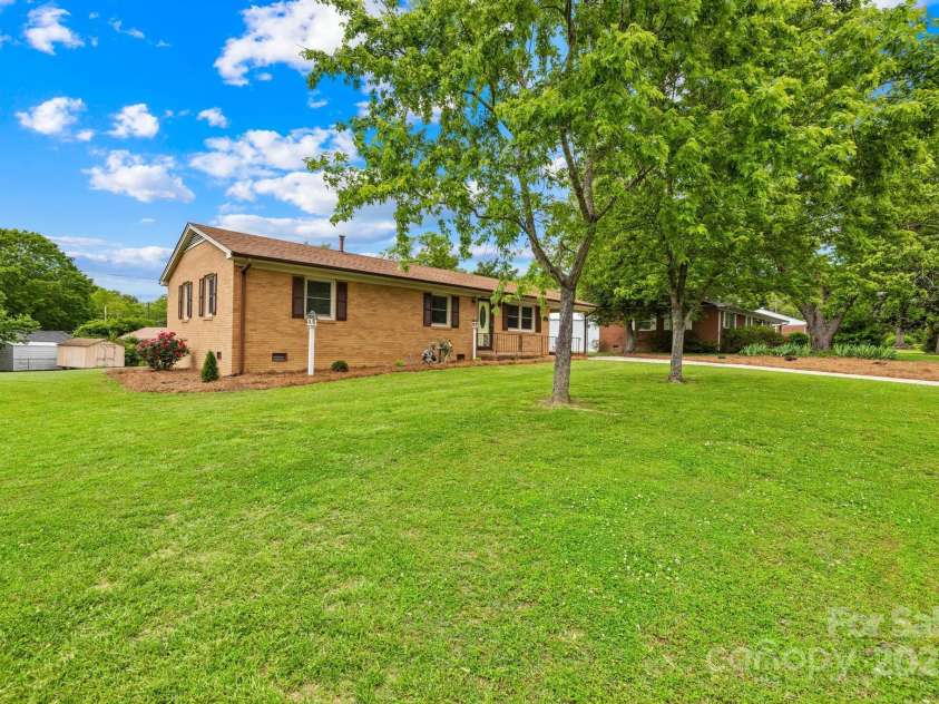 1811 Belmar Drive, Gastonia, NC 28052.  MLS# CAR4253903, YatesRealty ID 12077. 