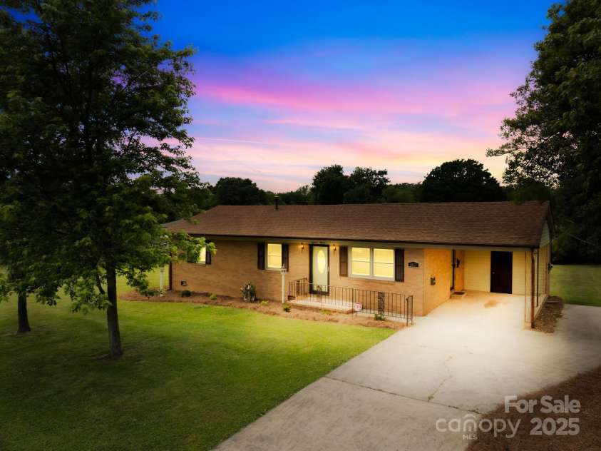 1811 Belmar Drive, Gastonia, NC 28052.  MLS# CAR4253903, YatesRealty ID 12077. 
