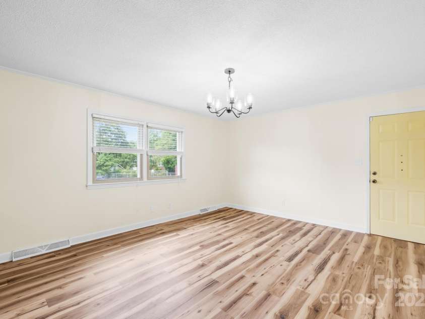 1811 Belmar Drive, Gastonia, NC 28052.  MLS# CAR4253903, YatesRealty ID 12077. Dining area