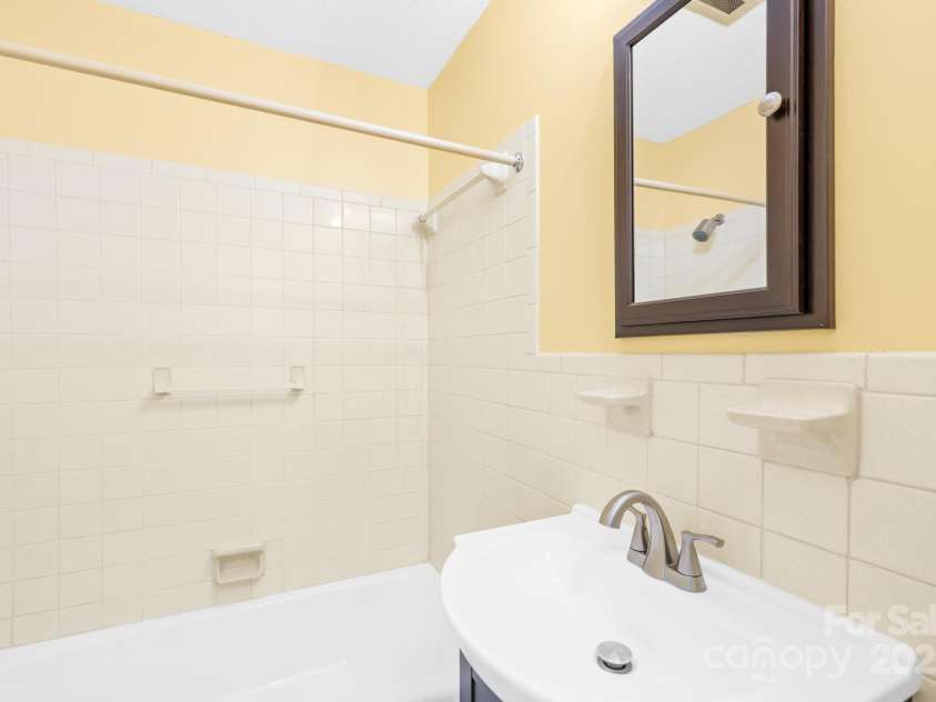 1811 Belmar Drive, Gastonia, NC 28052.  MLS# CAR4253903, YatesRealty ID 12077. Hall bathroom