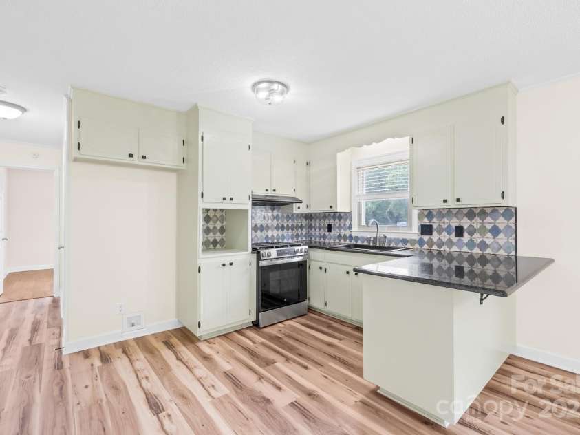 1811 Belmar Drive, Gastonia, NC 28052.  MLS# CAR4253903, YatesRealty ID 12077. Kitchen