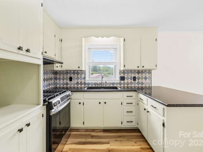 1811 Belmar Drive, Gastonia, NC 28052.  MLS# CAR4253903, YatesRealty ID 12077. Kitchen