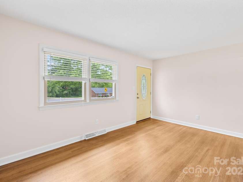 1811 Belmar Drive, Gastonia, NC 28052.  MLS# CAR4253903, YatesRealty ID 12077. Livingroom