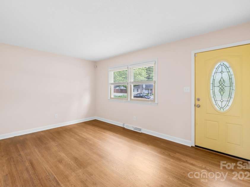 1811 Belmar Drive, Gastonia, NC 28052.  MLS# CAR4253903, YatesRealty ID 12077. Livingroom