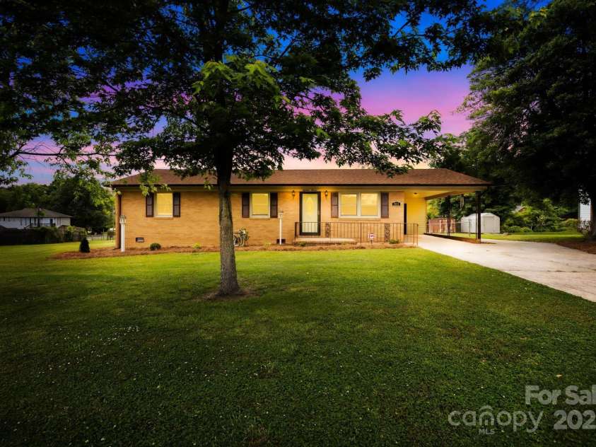 1811 Belmar Drive, Gastonia, NC 28052.  MLS# CAR4253903, YatesRealty ID 12077. Welcome home