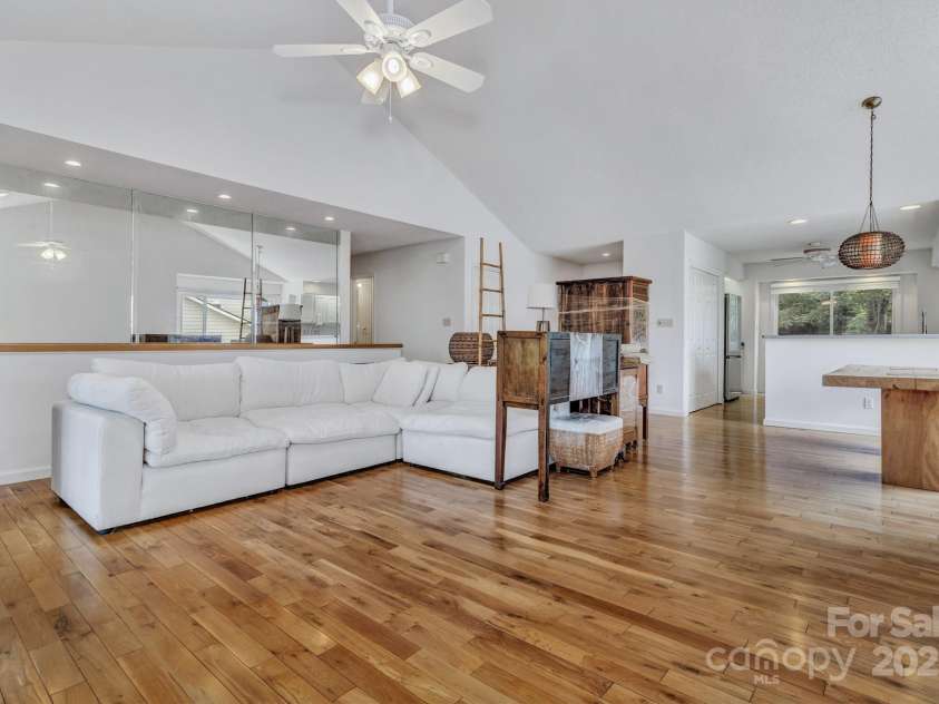 60 Park Avenue, Asheville, NC 28803.  MLS# CAR4252501, YatesRealty ID 12079. 