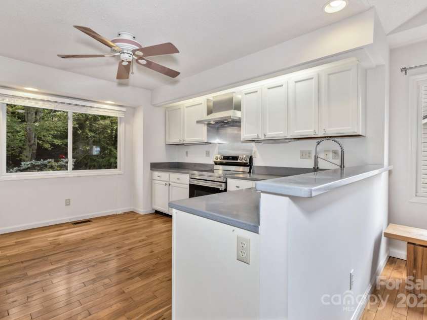 60 Park Avenue, Asheville, NC 28803.  MLS# CAR4252501, YatesRealty ID 12079. 