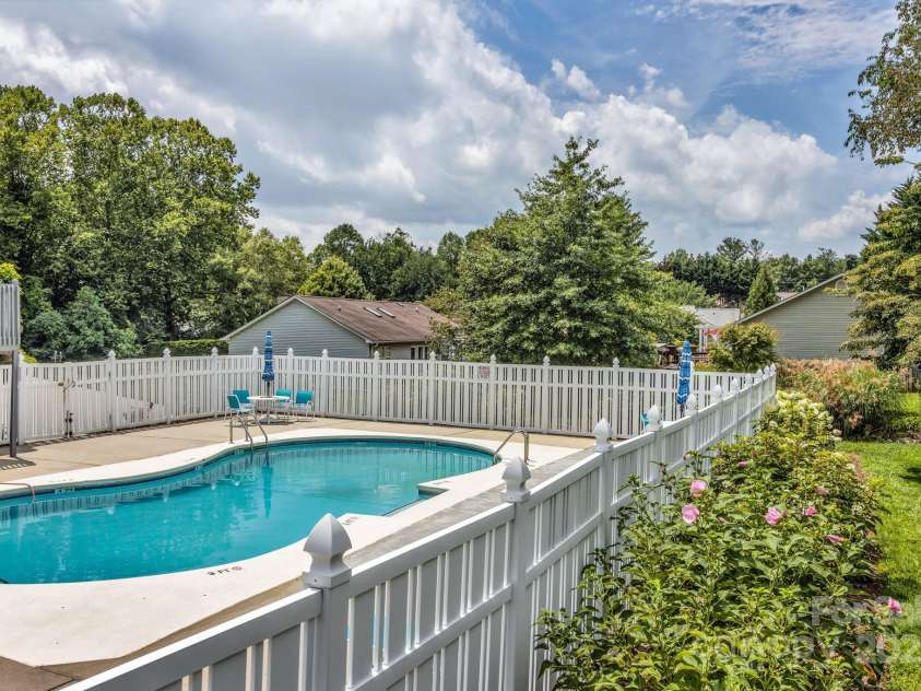 60 Park Avenue, Asheville, NC 28803.  MLS# CAR4252501, YatesRealty ID 12079. 