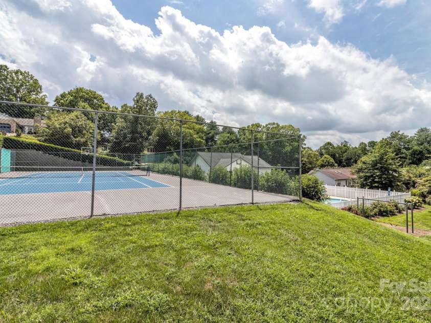 60 Park Avenue, Asheville, NC 28803.  MLS# CAR4252501, YatesRealty ID 12079. 