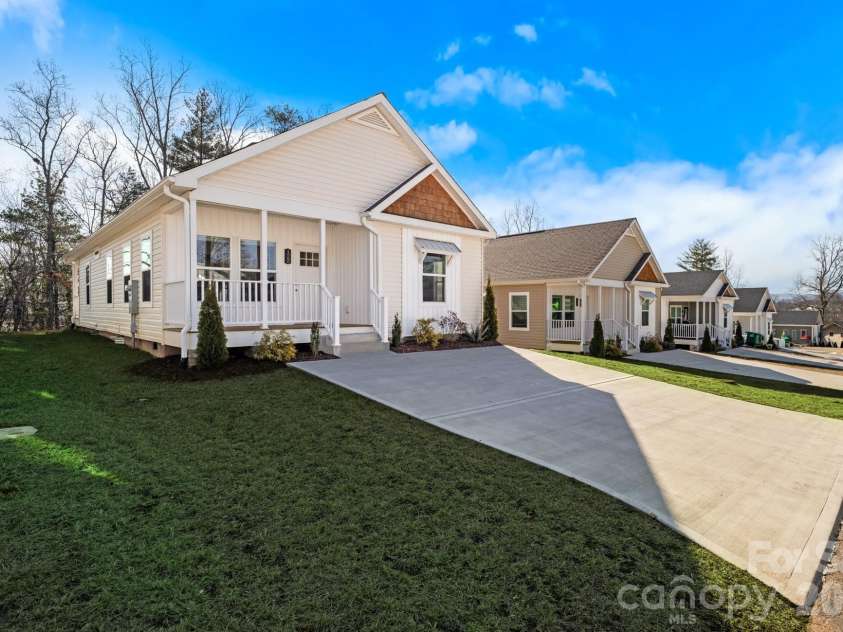 122 Bellamy Road, Asheville, NC 28806.  MLS# CAR4338579, YatesRealty ID 12081. 
