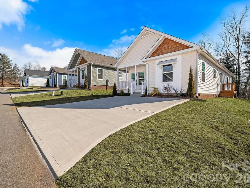 122 Bellamy Road, Asheville, NC 28806.  MLS# CAR4338579, YatesRealty ID 12081. 