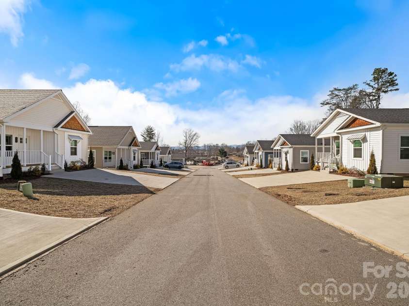 122 Bellamy Road, Asheville, NC 28806.  MLS# CAR4338579, YatesRealty ID 12081. Community View 