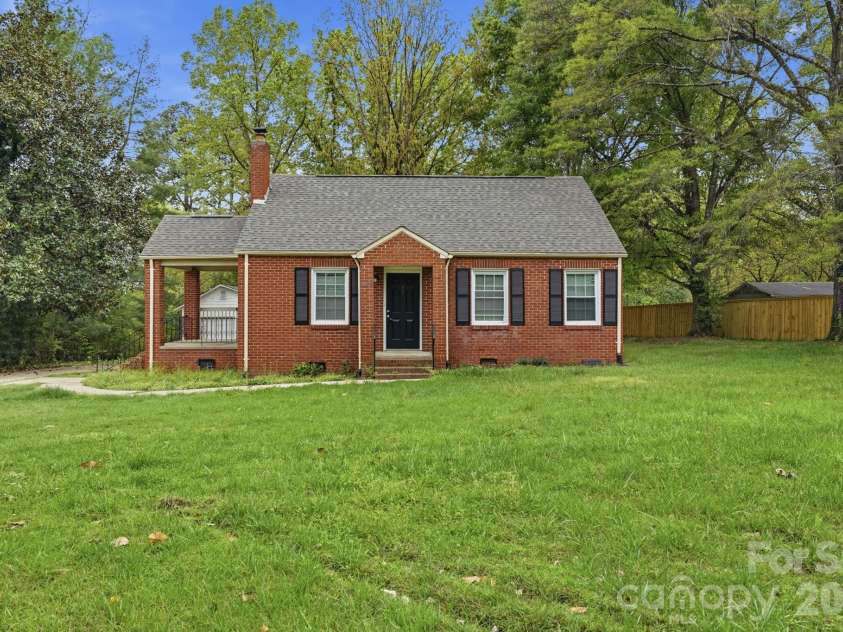 8825 Mcclure Circle, Charlotte, NC 28216.  MLS# CAR4366009, YatesRealty ID 12084. 