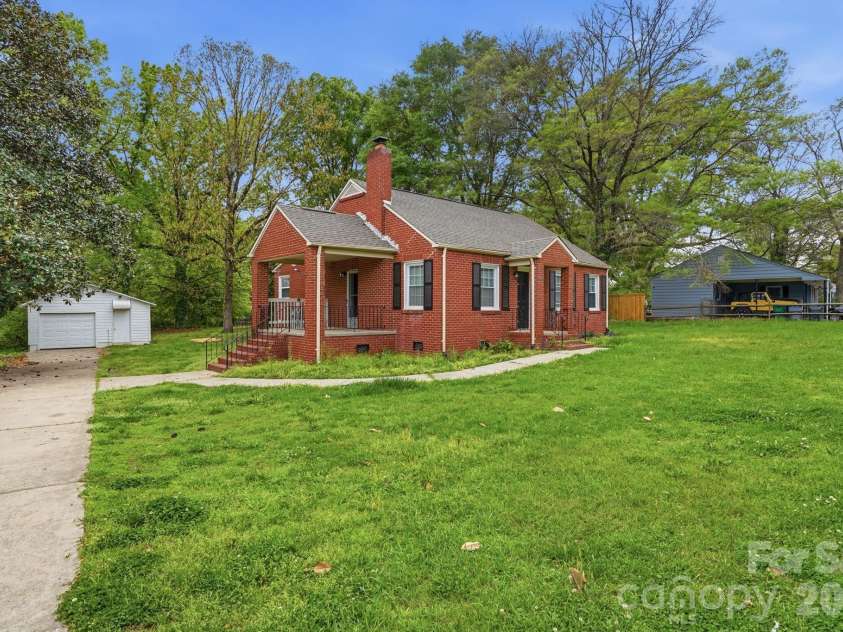 8825 Mcclure Circle, Charlotte, NC 28216.  MLS# CAR4366009, YatesRealty ID 12084. 