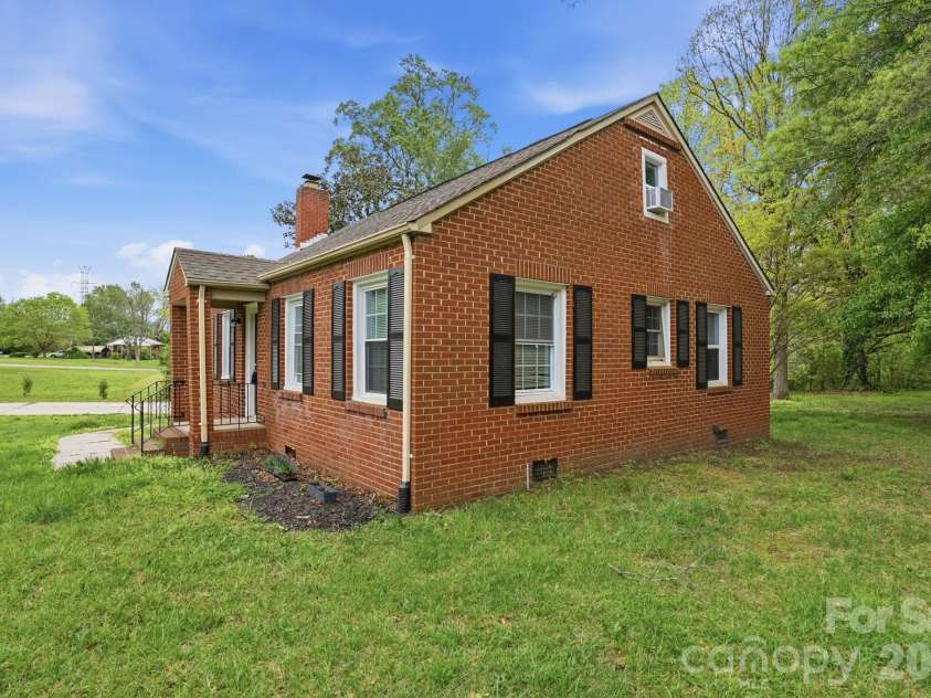 8825 Mcclure Circle, Charlotte, NC 28216.  MLS# CAR4366009, YatesRealty ID 12084. 