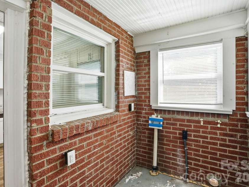 8825 Mcclure Circle, Charlotte, NC 28216.  MLS# CAR4366009, YatesRealty ID 12084. 