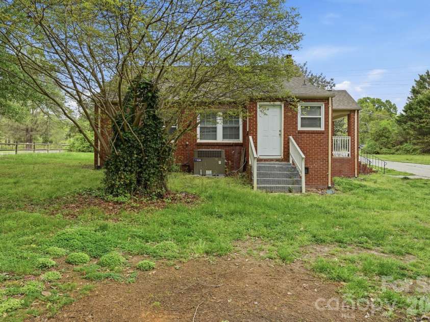 8825 Mcclure Circle, Charlotte, NC 28216.  MLS# CAR4366009, YatesRealty ID 12084. 