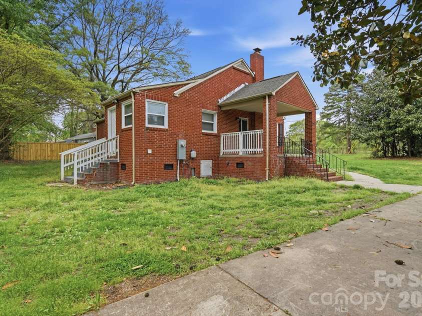 8825 Mcclure Circle, Charlotte, NC 28216.  MLS# CAR4366009, YatesRealty ID 12084. 