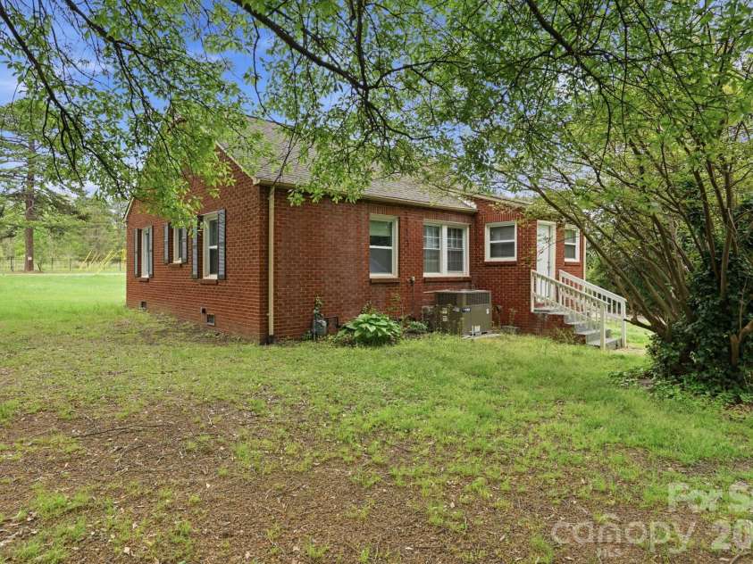 8825 Mcclure Circle, Charlotte, NC 28216.  MLS# CAR4366009, YatesRealty ID 12084. 