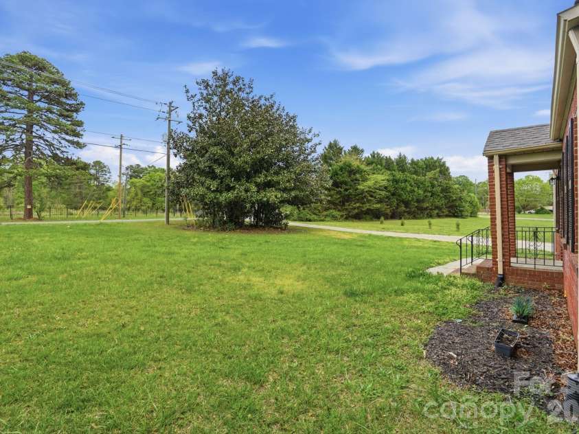 8825 Mcclure Circle, Charlotte, NC 28216.  MLS# CAR4366009, YatesRealty ID 12084. 