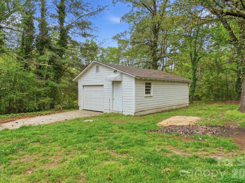 8825 Mcclure Circle, Charlotte, NC 28216.  MLS# CAR4366009, YatesRealty ID 12084. 