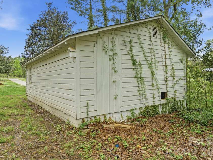 8825 Mcclure Circle, Charlotte, NC 28216.  MLS# CAR4366009, YatesRealty ID 12084. 