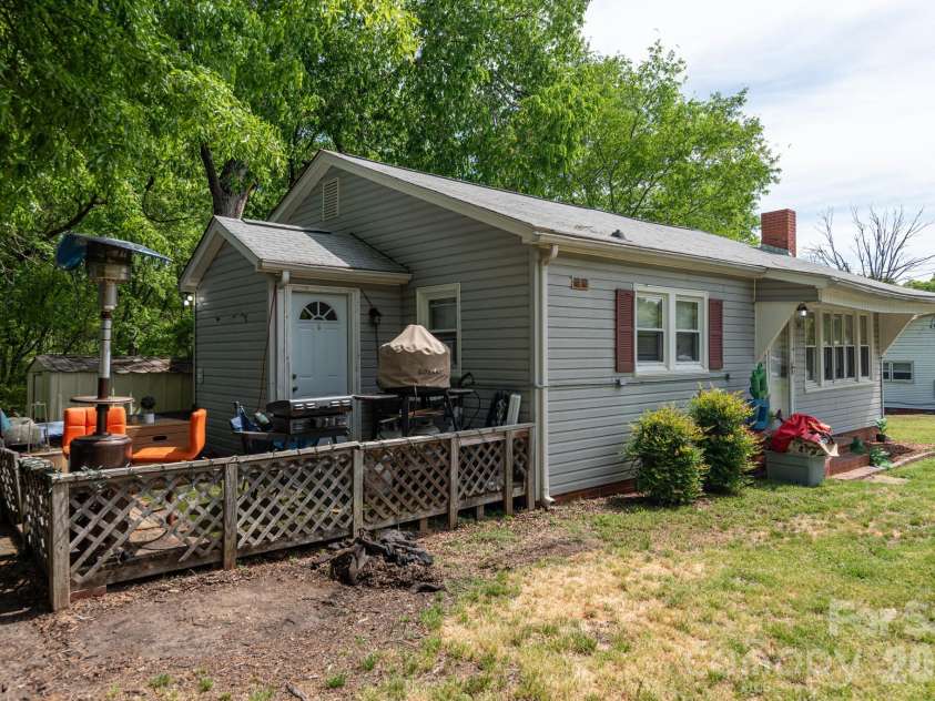 33 Central Heights Drive, Concord, NC 28025.  MLS# CAR4369594, YatesRealty ID 12085. 