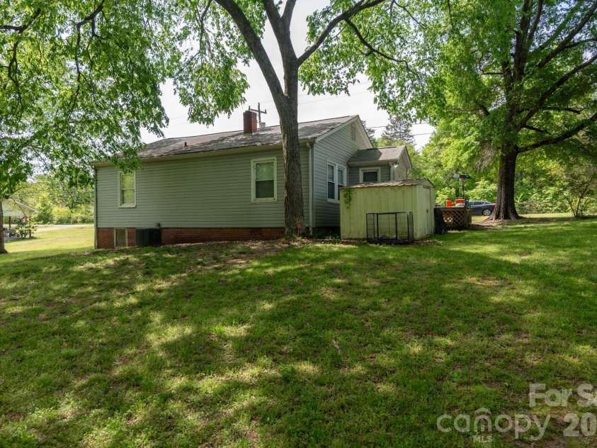 33 Central Heights Drive, Concord, NC 28025.  MLS# CAR4369594, YatesRealty ID 12085. 